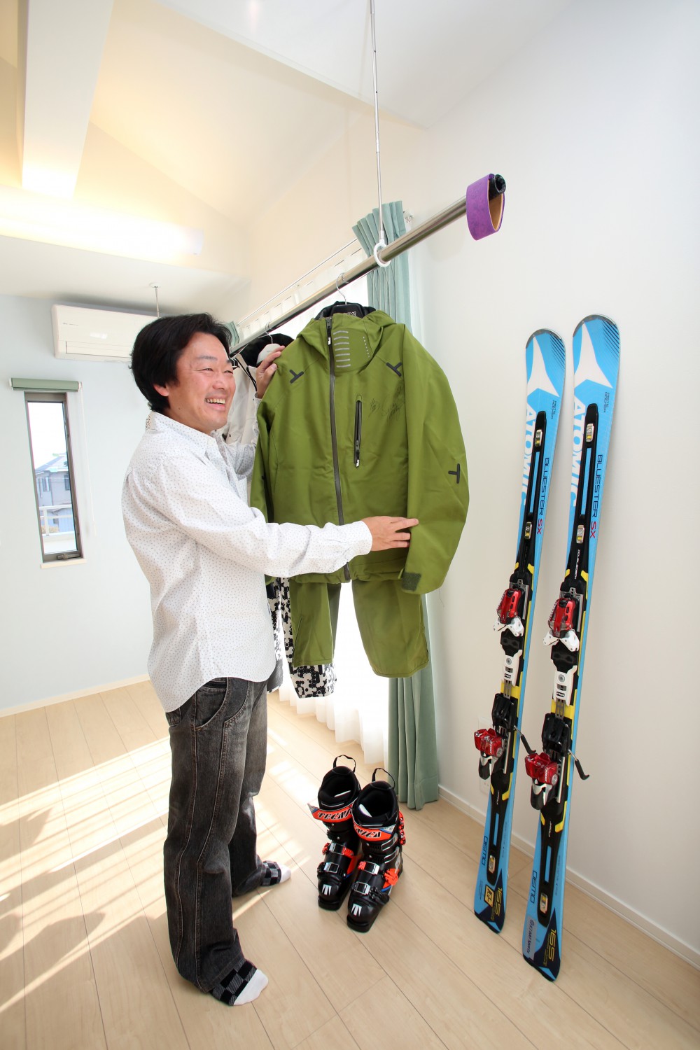 子供部屋は現在はU様の趣味の部屋。 ランドリーフックを付けてあるのでスキーのウェアも干せます。