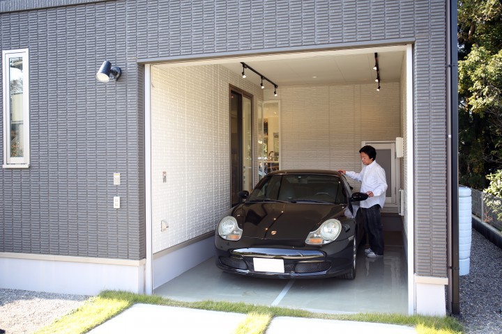 愛車を眺められるインナーガレージと自分らしさを取り入れた住まい