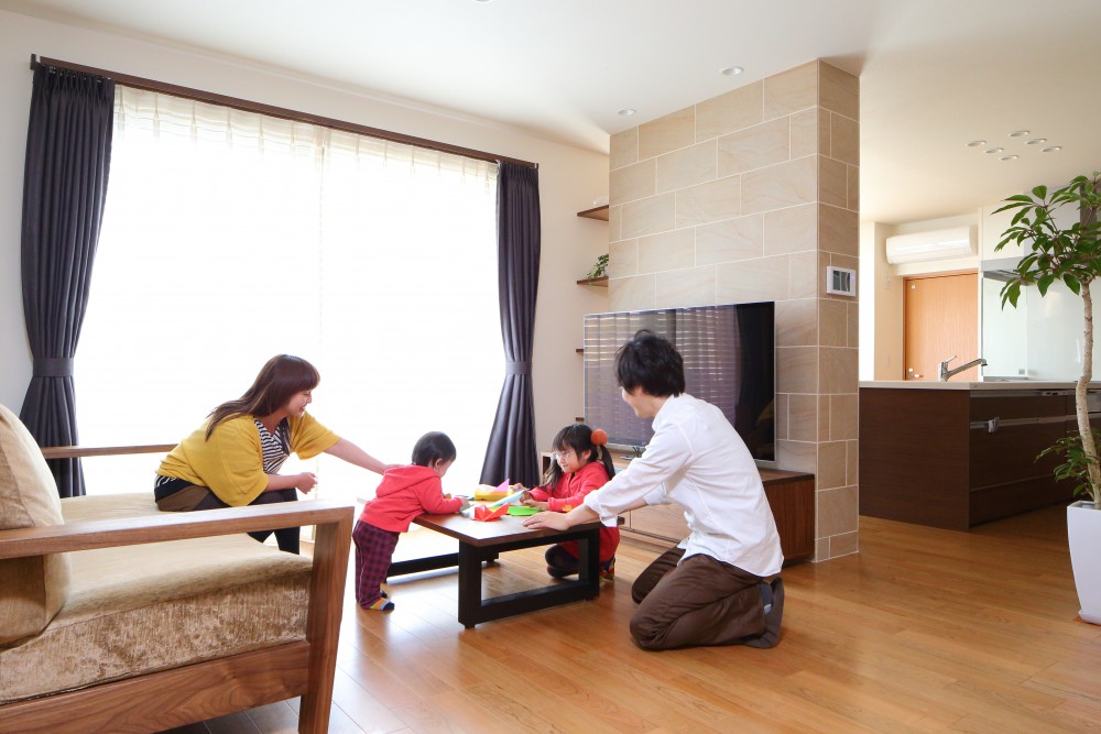 アクセントウォールでゆるやかに仕切られたダイニングとリビング。 共働きのご夫婦が家事をしながらリビングや和室で遊ぶお子様とふれあえるように工夫されています。