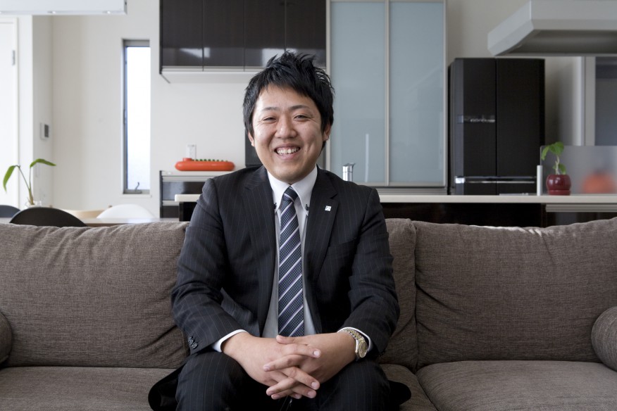 K様邸は、完成宅見学会でも大好評です。
お二人が当初から、とても明確に間取りやインテリアのイメージを持たれていたからだと思います。
実はお二人は、私の幼稚園時代からの同級生。その分、「絶対に失敗できない」というプレッシャーはありましたが、こうして心から喜んでいただくことができ、とてもうれしく思っています。