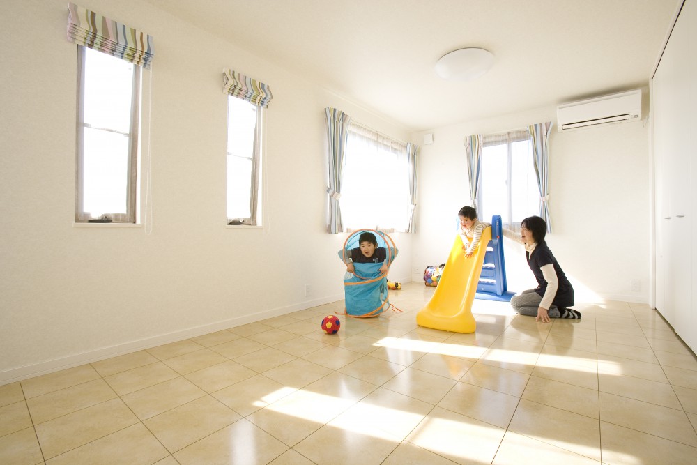 3階の子供部屋は、将来2つに分けられるつくり。 今は広々とした子供たちの遊びスペースになっています。