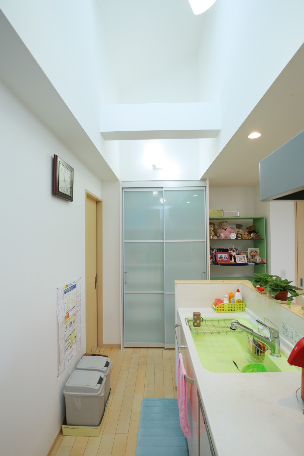 平屋だと光が建物の奥まで入らないので、家の中心に位置するキッチン上に天窓をつけて明るさを確保。 ストッカーも造り付け収納量もしっかり取りました。 「明るく、作業もしやすい!」と料理好きの奥様も満足。