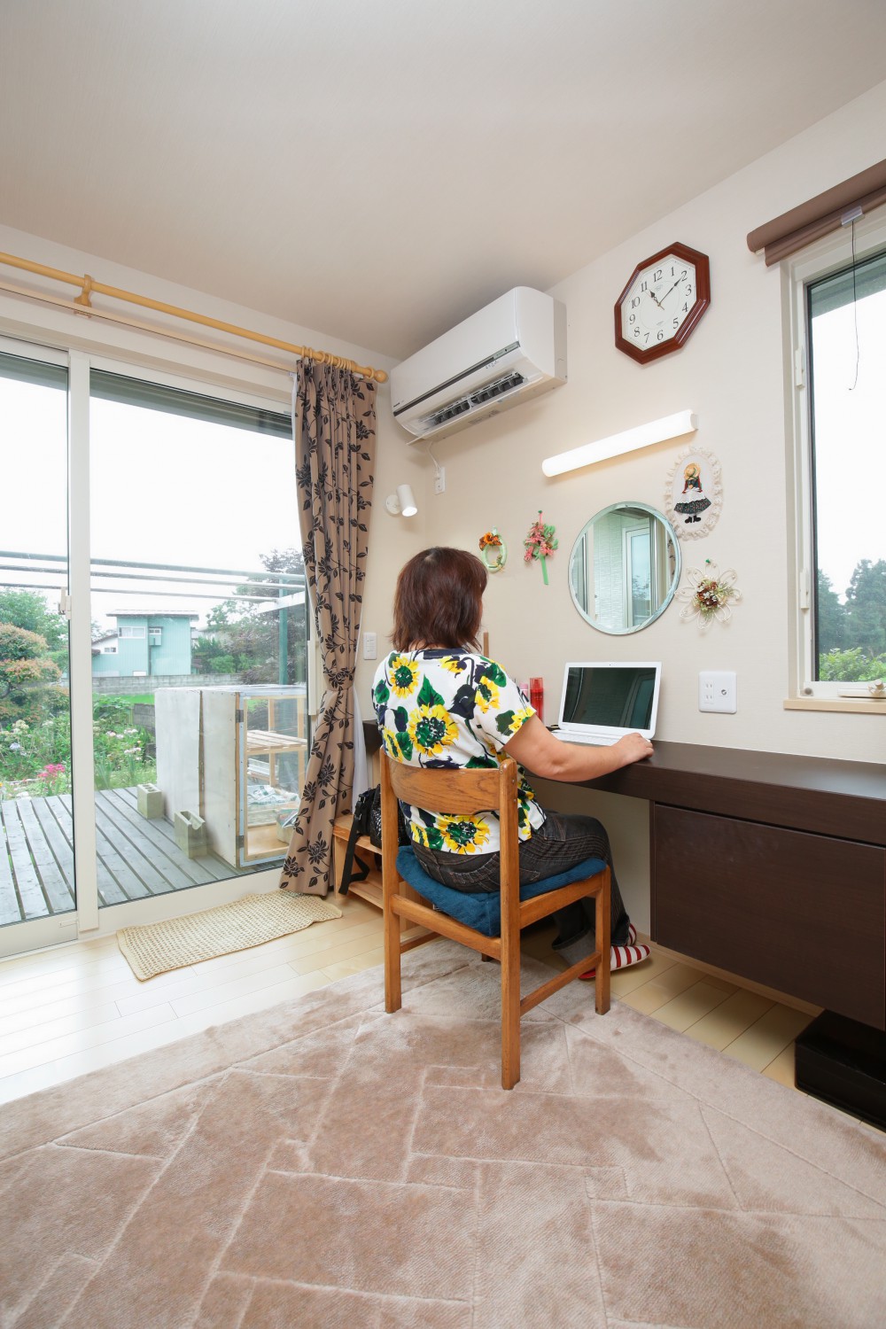 奥様のお部屋には仕事もできるように造り付けのデスクを設けました。 丸い鏡を壁付けにし、ドレッサーも兼ねられるようなっています。 ご主人様手づくりのウッドデッキは家事負担も軽減!洗濯物も楽に干せます。