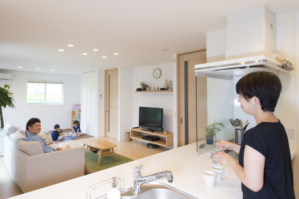 リビングと和室は仕切らずに広々と使えるように。 キッチンから視線が通る和室はお子様の遊んでいる様子が見えて安心です。 また、窓からは男体山が望め、緑が視界に入る設計に。