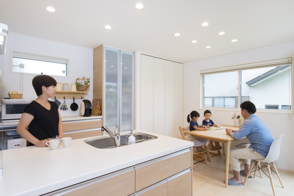 「充実したキッチンを使うのは楽しい!理想が形になった」と話すI様。 キッチンに立ちながらお子様を見ることができるし、すっきりと使えるよう造り付け収納にしたのもこだわり。