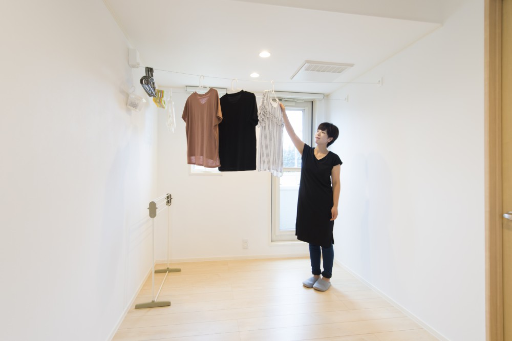 2階の部屋干しスペースはワイヤータイプの物干しで、使わない時はすっきりしまえて便利! 子ども部屋を通らずバルコニーに出られるのも将来を考えた工夫です。