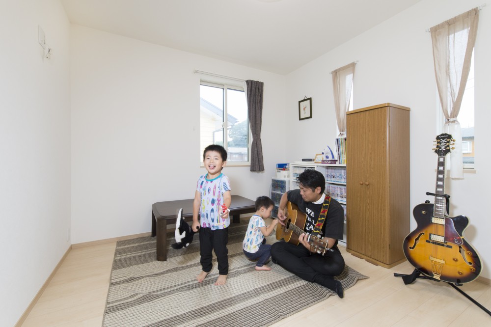 2階の子ども部屋は、現在はご夫婦の趣味の部屋に。 奥様はミシンで縫い物をしたり、ご主人様の弾くギターに合わせてお子様も踊ったり跳ねたりと、それぞれの時間を愉しんでいます。