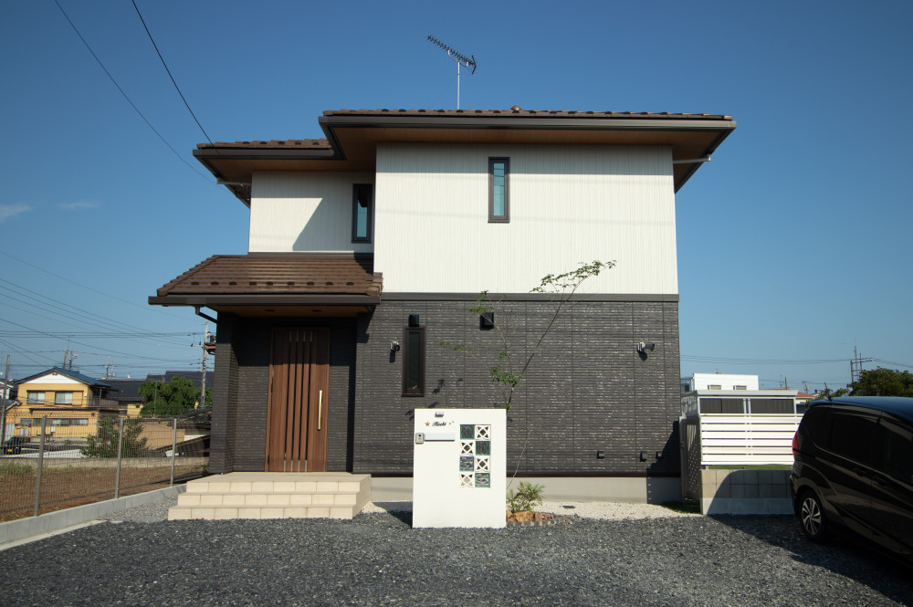 ご夫婦こだわりの2トーンカラー。設計スタッフが屋根と下屋のバランス、窓の配置にこだわりご提案。
