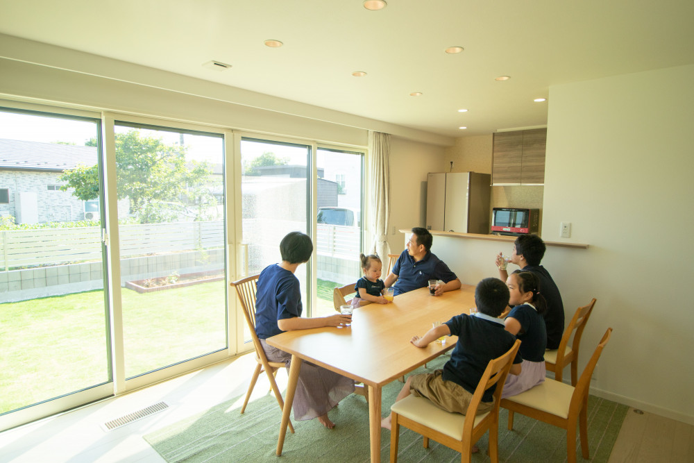 大開口ならではの借景。庭の景色を見ながら家族の時間を過ごしたいというH様のイメージを実現。全館空調を採用したので、快適で家族が自然と集まってくるリビングダイニングです。