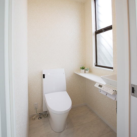 トイレの方向を変えたことで、ゆったりとした空間になりました。手洗いカウンターを設置してもゆとりが十分に確保でき誰もが使いやすいユニバーサルデザインとなっています。