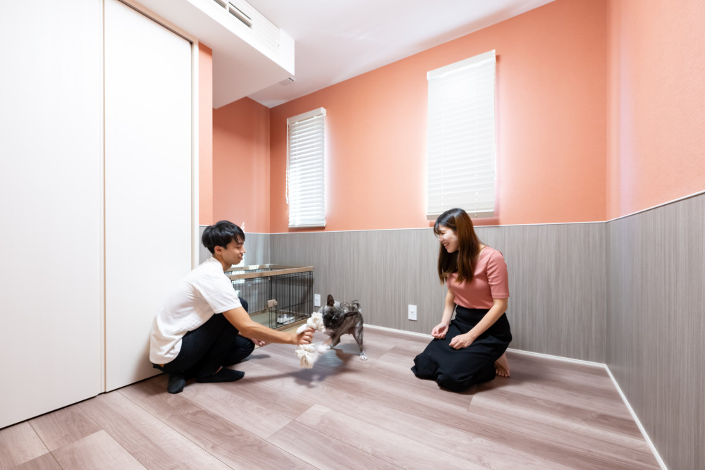 2階の寝室の隣はワンちゃん用の部屋に。ペット対応壁紙を腰壁に使用しています。