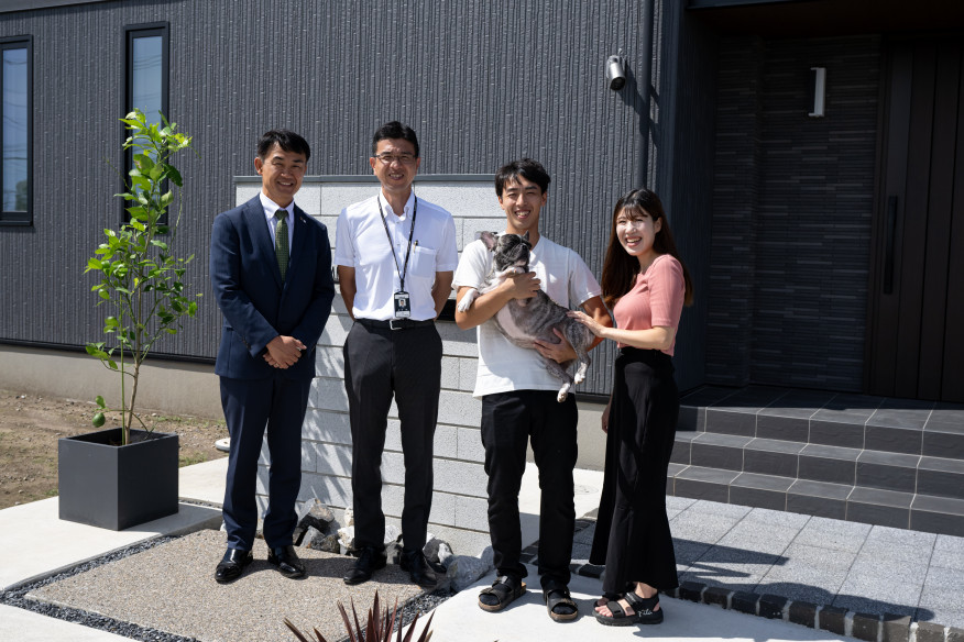 ご夫婦は共に働いており、いかに効率良く楽に家事をこなせるかという事がテーマでありました。
理想の間取りを突き詰める為に、奥様ご自身で間取りを考えて打合せに臨むほどで、具体的に暮らし方をイメージされておりました。
1階で家事が完結出来るような動線計画・ランドリールームの大きさや収納スペース等、一緒に考え楽しく打合せさせて頂きました。
完成後に非常に満足されているご様子を拝見でき、大変嬉しく思います。