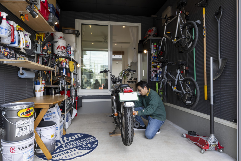 ご主人様こだわりのガレージ。バイクや自転車のメンテナンス用品や道具の収納なども、つけたい物を具体的にイメージしていたご主人様。細部までこだわりを詰め込みました。