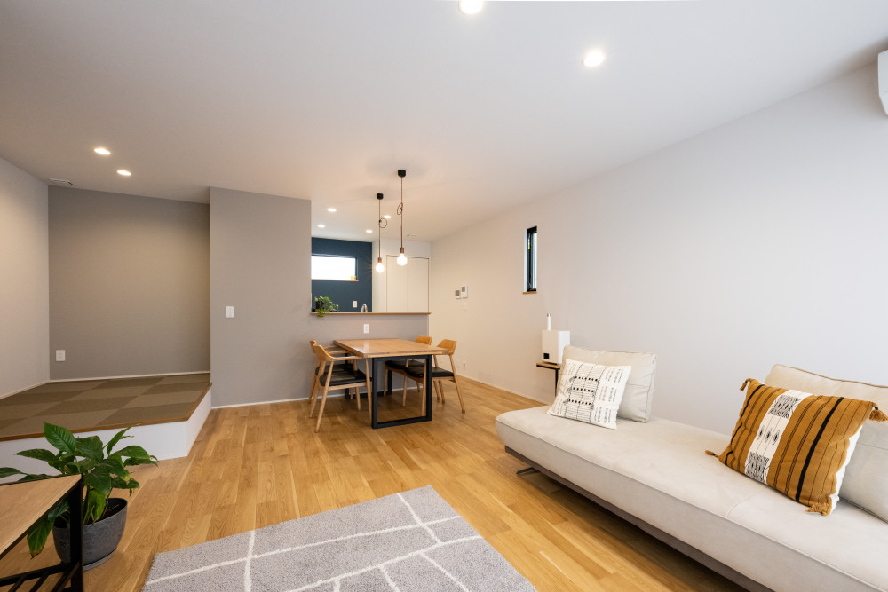 「ソファ、ダイニング、小上がりスペースなど気分に合わせて寛げるのが気に入っている！」というO様。小上がりは冬に炬燵も置けるちょうどいい大きさ。テキスタイルフロアにしたことで、北欧インテリアにもマッチ。