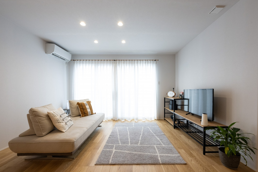 ソファーとラグはヨーロピアンテイストを入れて、カーテンはレースのみにし、明るくゆとりを感じるリビング。夕方になると電車の影がカーテンに映り、エモーショナルな雰囲気になるのが、お気に入りとのこと。