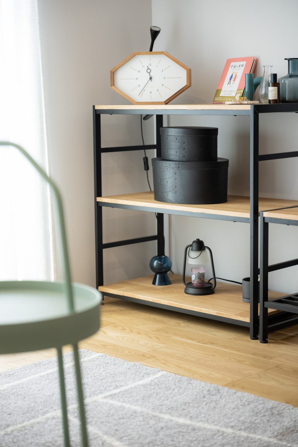 「ソファでくつろぎながら、ラックに飾ったお気に入りの小物を眺めながら過ごす時間が好き」と話す奥様。北欧インテリアの雰囲気が増す小物レイアウトはセンスが光ります。