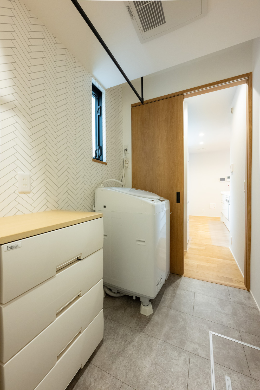 キッチン横から、パントリー、ランドリーへつながる家事動線。動く距離が短く、無駄な動きをしなくて済むので、忙しい朝も効率よく家事が可能！２～３日分まとめて洗濯しても十分に部屋干しできる広めのスペース。
