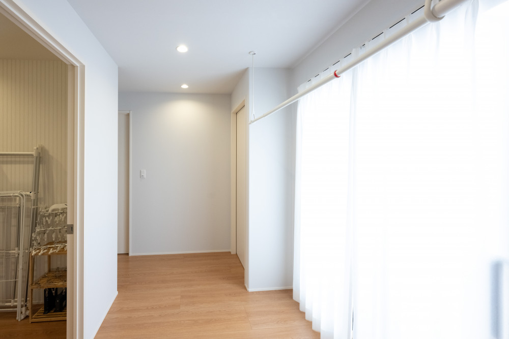 2階ホールにも部屋干しスペースを作り、将来家族が増えても洗濯物をたっぷり干せます。納戸と隣接しているので、ピンチハンガーなども出したり、しまったりしやすい！