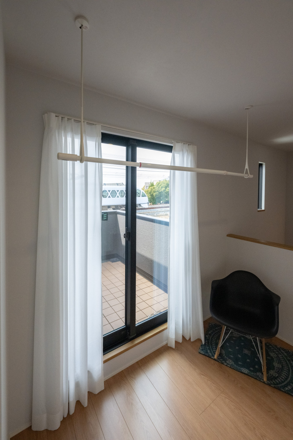 階段ホール部分はチェアを置いて、ちょっとした憩いのスペースに。飼っているメダカや、外を走る電車を眺めたり、天気のいい日は富士山も見えるので癒しの時間を過ごせるお気に入りスペース。