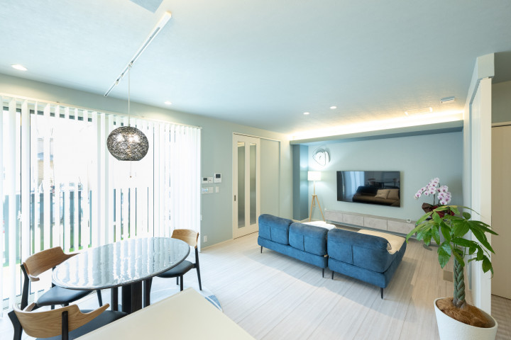 家族のパーソナルスペースを備えた、海をイメージしたホテルライクな家