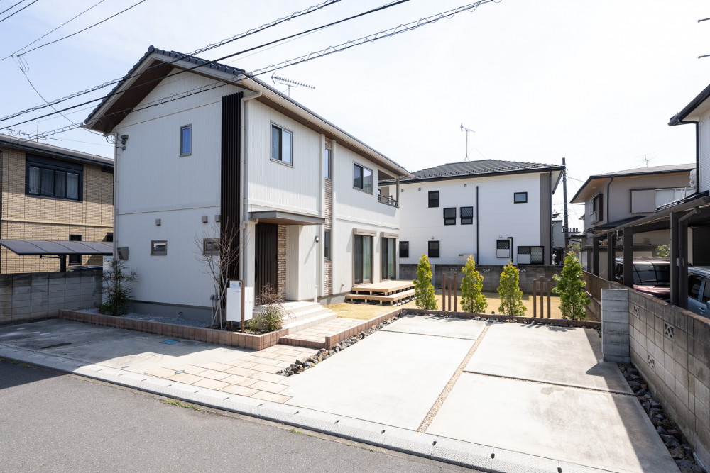 注文住宅ならではの外観デザインを求め、家と庭に格子を使い統一感を出し、スリット窓やタイルを取り入れポイントを作った外観に。 外構にはクラッシュロックを取り入れ、天然芝で季節の移ろいも感じられます。