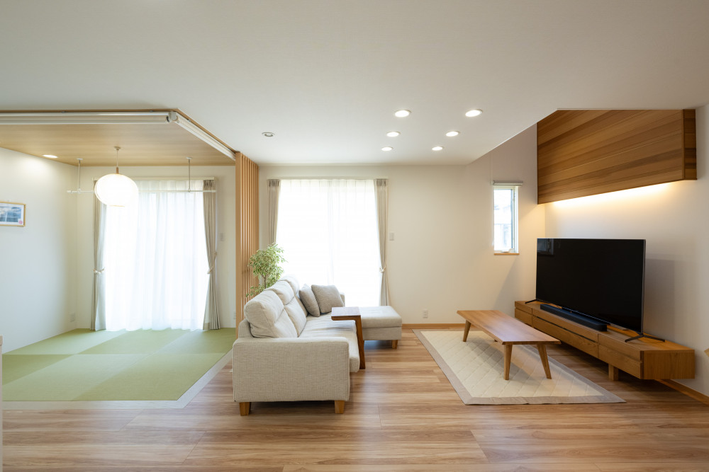 白と木を基調にしたインテリア。天然木の家具や造作を取り入れたことで、自然のぬくもりや風合いを感じる上質な雰囲気に。 タタミスペースとの間には格子を付けて、ゆるやかに空間を仕切ります。