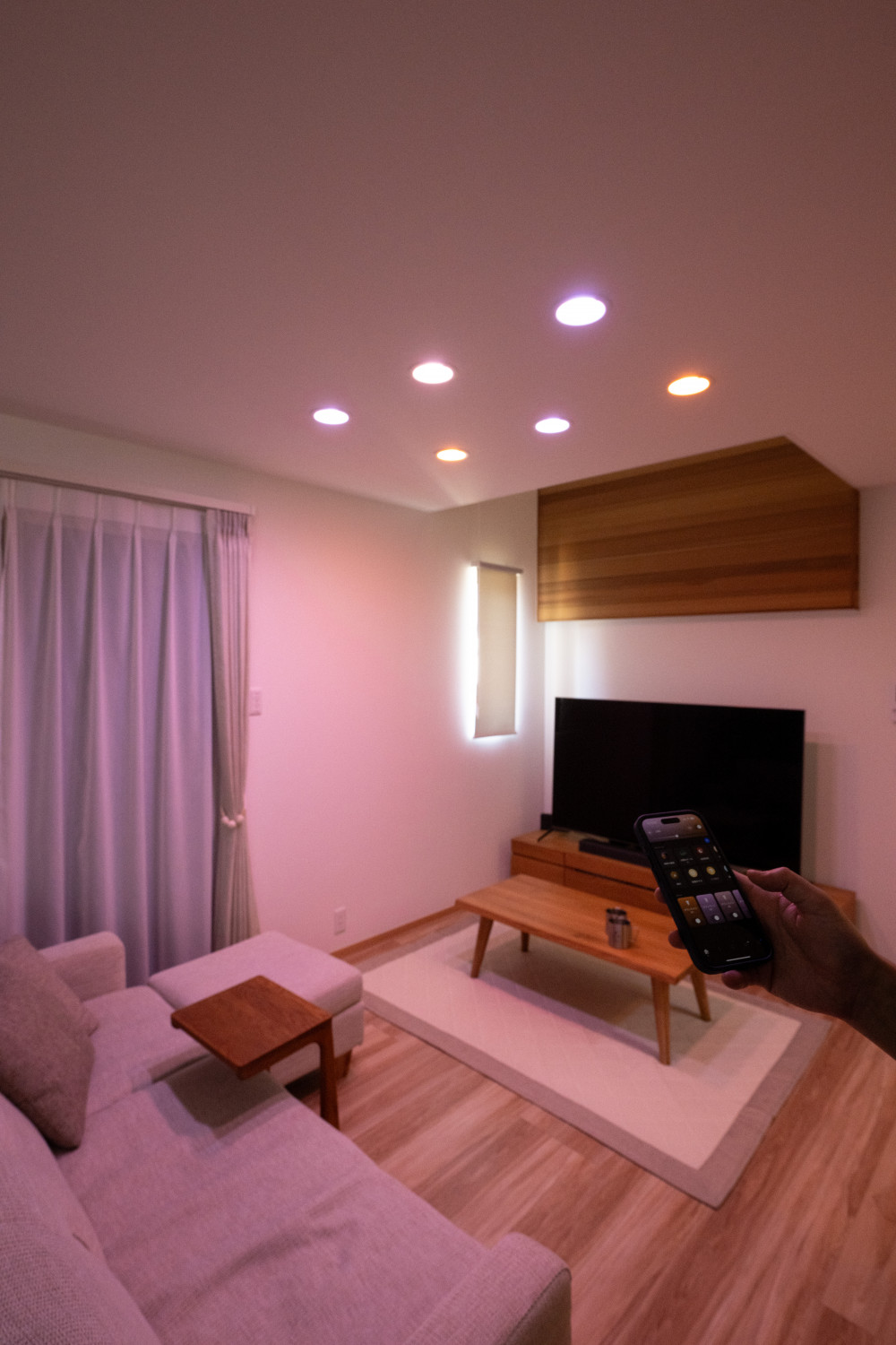 GoogleHOMEとも連携し、照明は調色も可能。 夜は温かみのある電球色にしたり、気分に合わせて様々なバリエーションを再現。 ソファに座って眺める吹抜けと、映画を見る時間がご主人様のお気に入り。