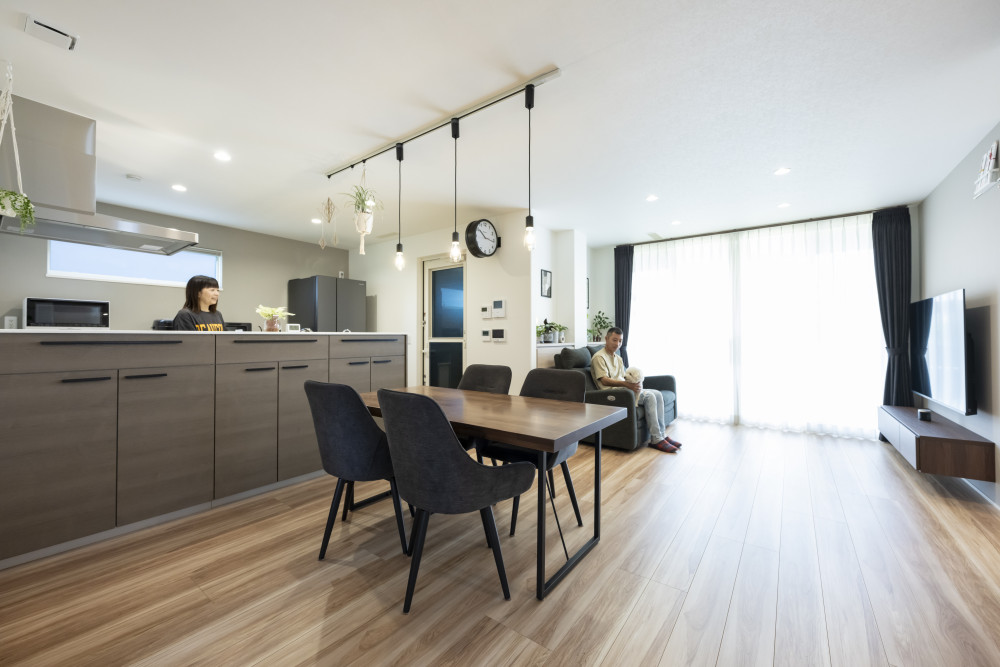 奥様がお気に入りのキッチン。ペンダント照明や天井吊りの植栽、ＴＶも見られる感じが好きとのこと。 キッチンからリビングにいるご主人と愛犬ムギちゃんが見えるのもお気に入りの理由です。