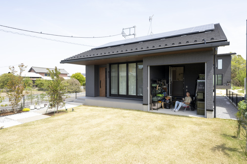 ご主人こだわりのガレージ。キャンプ用品をたっぷりしまえるのはもちろん、天候に左右されずに使えるので音楽を聞いたり、コーヒーを飲んだり、癒しの時間を過ごしているとのこと。