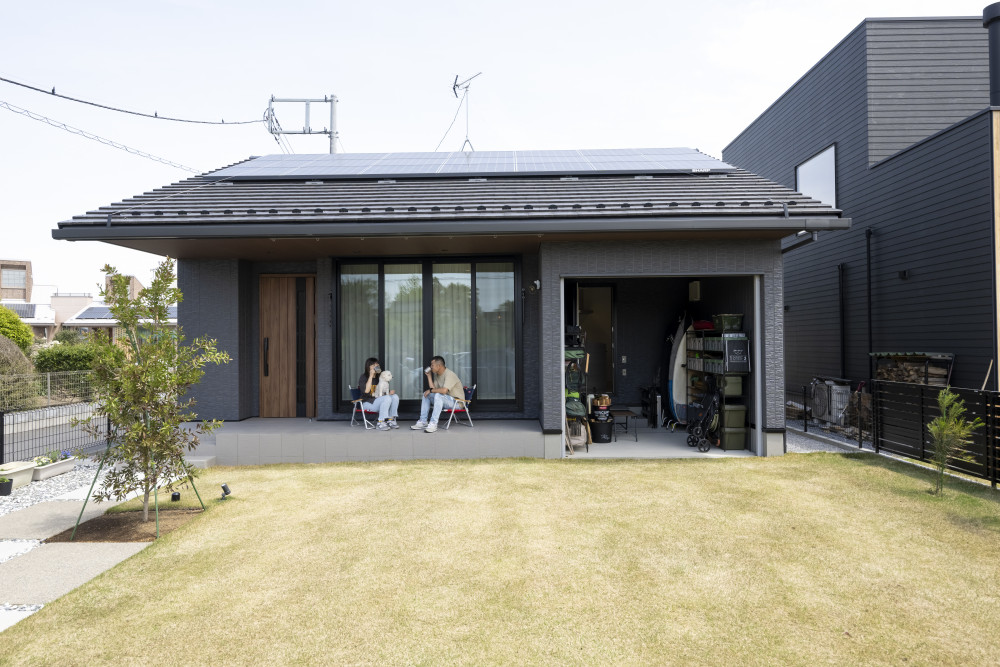 休日はテラスにアウトドアチェアを出してコーヒーを飲んで過ごしているというS様。 戸建ならではの広い庭を実現でき、植栽を自分たちで植えて育てる楽しさを満喫しているとのこと。