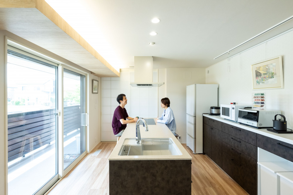 ご希望だったパナソニック「いろりダイニング」。両方から使えるので火の調整や作業も2人で同時にできるので便利！回遊できるアイランド型なので、作業だけでなく冷蔵庫への動線もぶつからずに使えます。