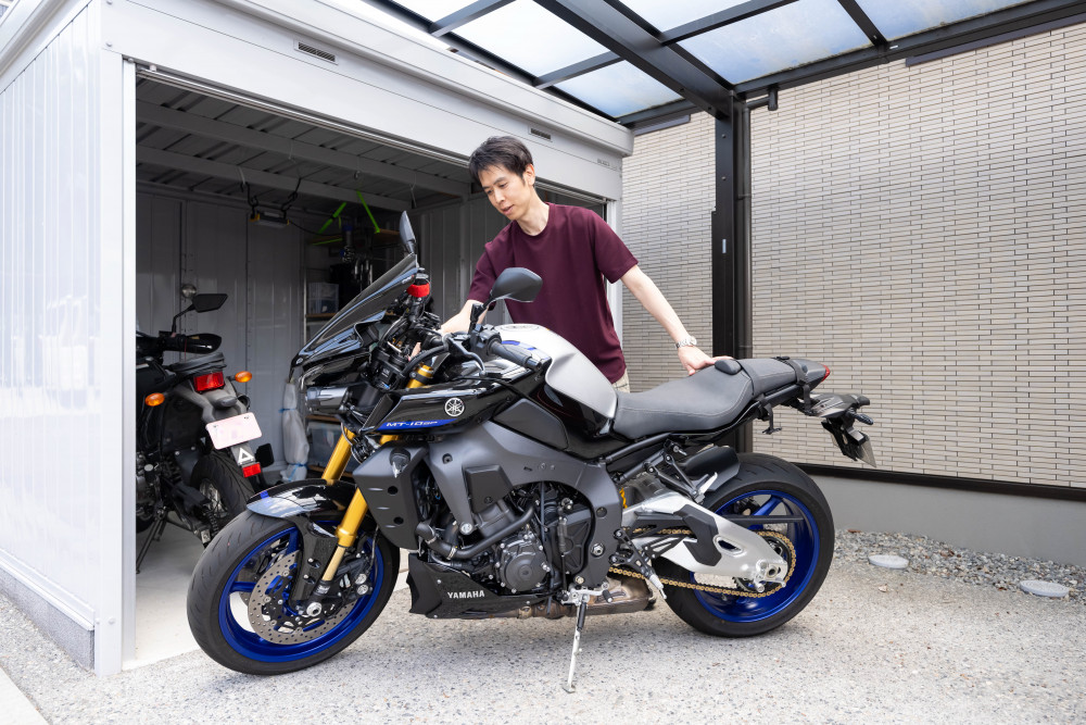 北側の駐車スペースにはご主人様の趣味のバイクガレージも設置。 駐車場と一体で使えるのでメンテナンスをしたり、作業をしたりゆとりのスペースを確保。