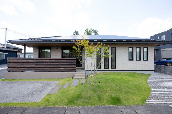 「一緒に楽しむ、それぞれ寛ぐ」を叶える空間と、効率の良い生活動線でストレスフリーな快適平屋