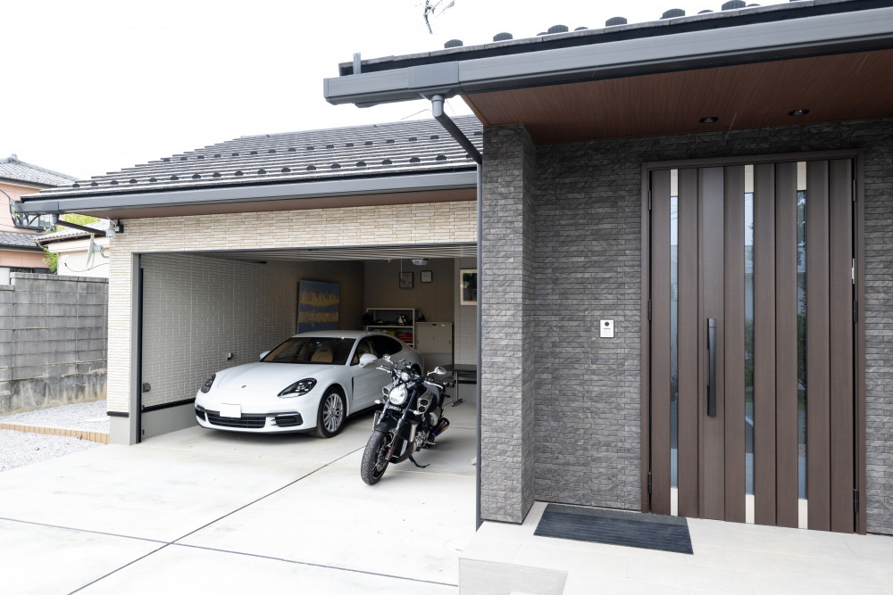 ガレージは、クルマとバイクを置いてもゆとりのある広さ。好きなものに囲まれた、ご主人様のお気に入りスペース。