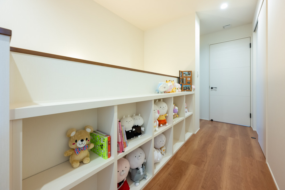 2階のホールにはスペースを上手に活用して、将来子供が作った作品や本などを飾れるようカウンター収納を設置。 家族が増えた後の暮らしのシーンをイメージしたご提案を採用いただきました。