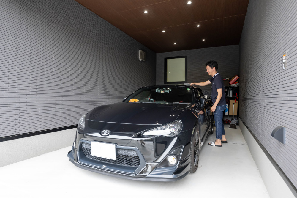 ご主人様のこだわりだったインナーガレージ。 愛車の86を入れてもゆとりあるサイズに。 家の中からも愛車を眺められるよう窓も配置しました。