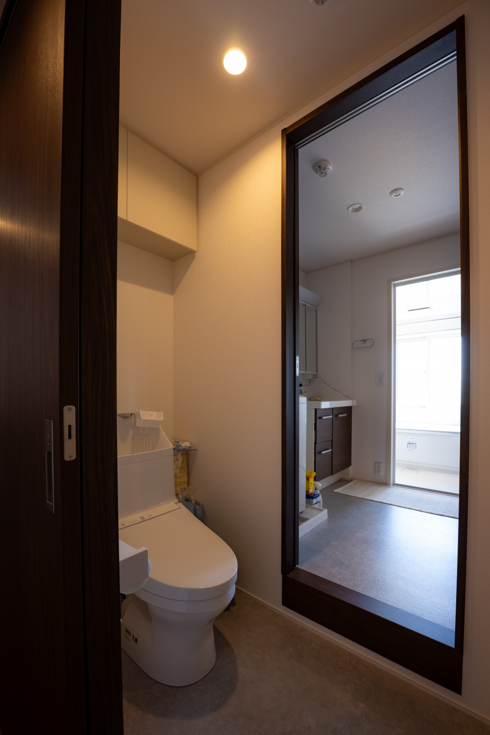 廊下と洗面室の両方からアクセスできるトイレは、お風呂でゆっくり寛ぐ派のM様のこだわりの動線です。