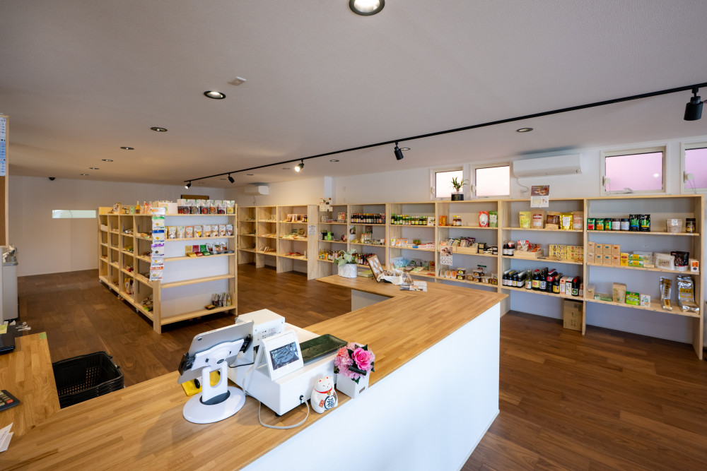 1階の有機食品の店舗。明るく広々としたゆとりある店内。将来的には軽食の提供もできるよう奥には調理室も設置。調理中でも店内が見えるよう室内窓も設けてあります。