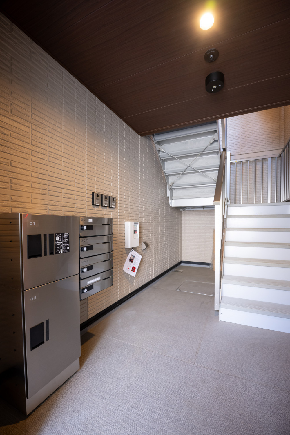 賃貸用ポストとインターホンはエントランススペースに。宅配ボックスも設置し、不在時にも荷物の受け取りが可能です。