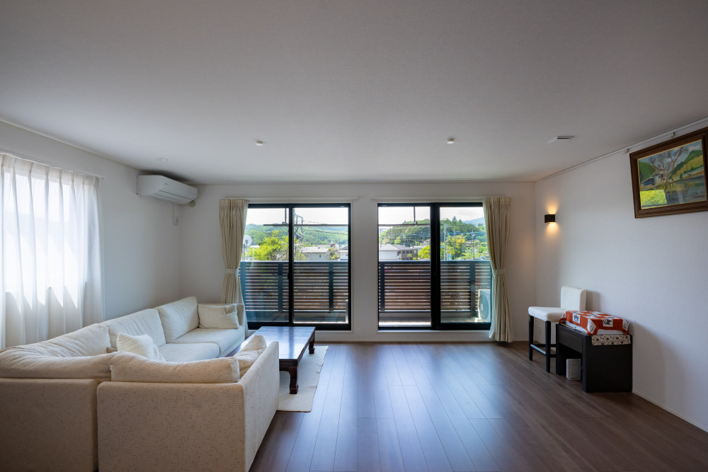 3階はM様の住居フロア。3階ならではの開放感と眺望が望めます。見晴らしも良く、陽当たりや風通しも良いリビングです。