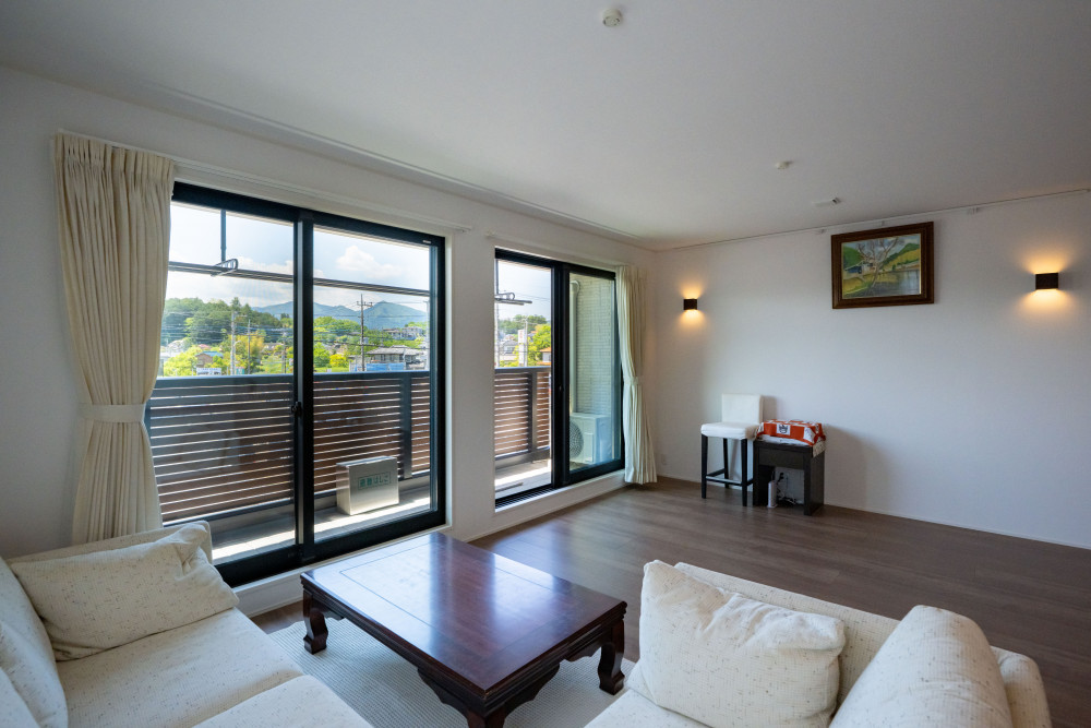 リビングからは緑が望め、リラックスしてゆったりと過ごせる空間が広がります。自然光が心地よい落ち着いた雰囲気のリビングです。