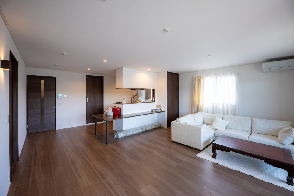 21帖超のLDKは以前住んでいたマンションの間取りをベースに設計。使い勝手や広さもそのまま引継いでいます。キッチンのカウンターはダイニングテーブルとしても使える特注カウンター。