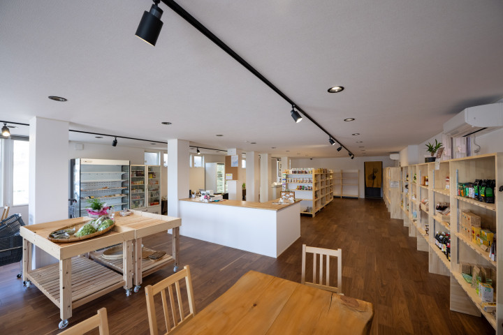 移住で始めた、新たな暮らし。有機食品の店舗と賃貸併用の3階建て複合住宅