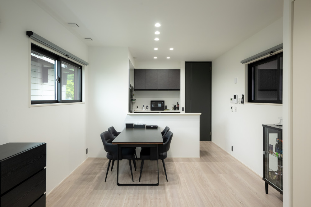 ミニマルで洗練された空間のイメージを崩さないように、生活感を抑えたLDK。キッチンは手元は隠せるようカウンター部分を立ち上げ、生活感が出やすい冷蔵庫もコンロの壁で隠れるようにしました。