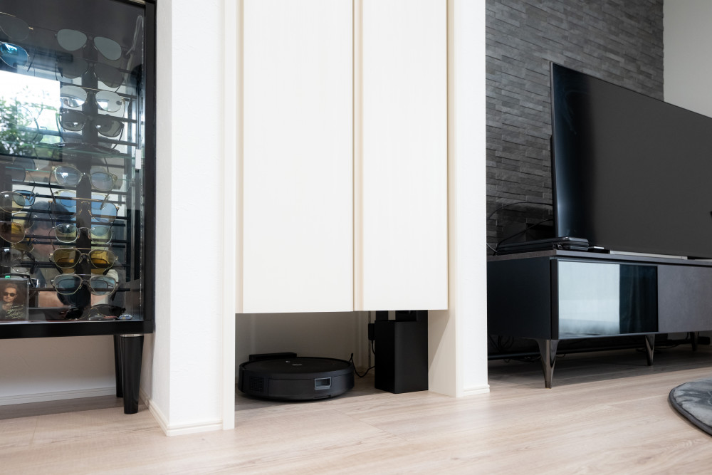 生活感を抑えるため、ロボット掃除機の充電用コンセントを収納内に設置。扉の下に隙間を作り、ロボット掃除機が通り抜けられるようにしました。