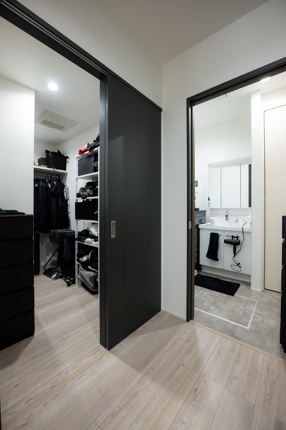 洗面室近くにウォークインクローゼットを設け、洗濯→収納を最短距離で完結できます。お出掛けの支度も、帰宅時の着替えも1フロアで完結できるのでスムーズ!