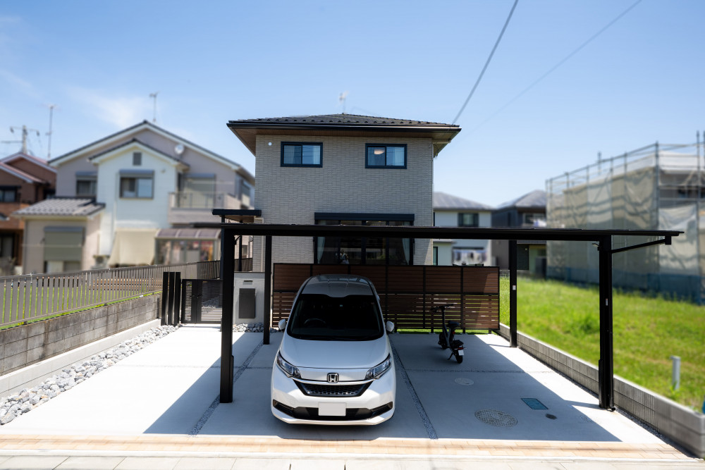 将来のメンテナンス費用も家づくりのポイントにされていたY様。防水や塗装などのメンテナンスが必要なバルコニーはレスし、外壁は全面タイル張りを採用。