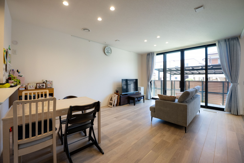 ご要望だった開放感ある空間を実現するため、リビング窓にはワイド&ハイサッシを採用。 ハイユニットで1階の天井も高くしているのでゆとりを感じるLDLに。