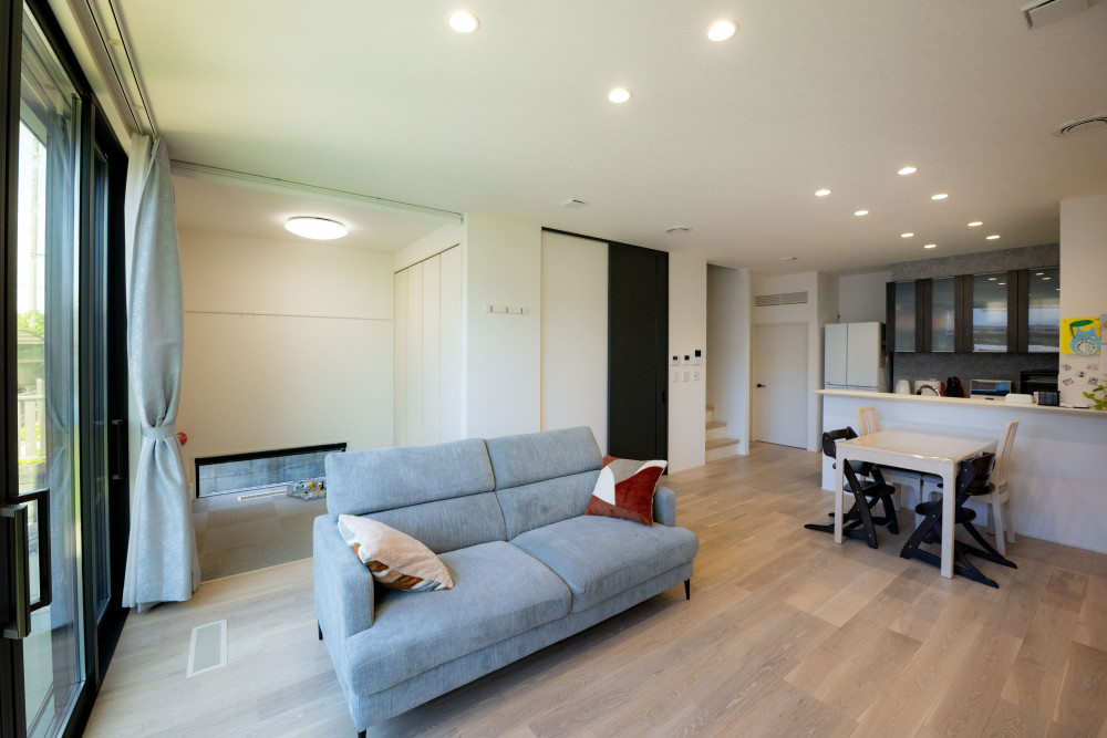 リビング、和室(子供たちの遊びのスペース)、庭の繋がりが気に入っているというY様。 「生活空間が広くなったので、のびのびと過ごせ、子供たちも楽しそう」と家族みんなのお気に入り空間に。