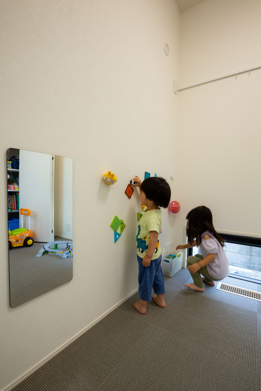 リビング併設のタタミコーナーは子供たちの遊び場に大活躍! マグネットウォールを付けて「子供たちがおもちゃを自由に付けられるし、楽しく遊べている!」と笑顔の奥様。